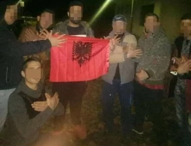 Ερωτηματικά για τους νεαρούς Αλβανούς που σχηματίζουν τον αλβανικό αετό στον Τύρναβο (φωτό)